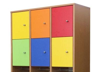 Négyszemélyes, rövidajtós öltözőszekrény, színes