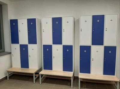 Hat rövidajtós öltözőszekrény sportpaddal, keskeny