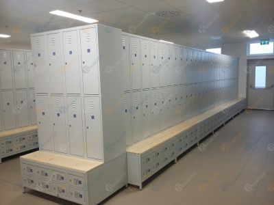 Nyolc rövidajtós öltözőszekrény, ülőpaddal